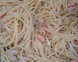 Foto del paso 3 de la receta: Espaguetis con salmón y gambas