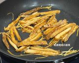 A picture of step 9 of Stir-Fried Tofu Skin with Oyster Sauce and Two Mushrooms.
