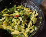 Foto langkah ke 3 dari resep Sambal Ijo Rebus Mangga Muda.