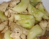 รูปขั้นตอนการทำที่ 4 ของ ผัดอกไก่ใส่แตงกวา (สูตรไร้น้ำมัน) | Stir-Fried Chicken Breast with Cucumber (Oil-free recipe)