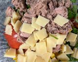 Foto del paso 4 de la receta: Ensalada de atún, hojas verdes, choclo, tomate, repollo y queso. De veranito! ☀️