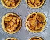 A picture of step 4 of Apple pie muffins.