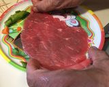 Foto del paso 1 de la receta: Rollitos de bistec con pimiento, zanahoria y queso