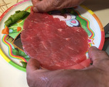 Foto del paso 1 de la receta: Rollitos de bistec con pimiento, zanahoria y queso