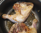 Foto del paso 2 de la receta: Muslos de pollo en salsa 🥕🍅