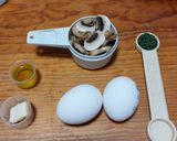 Foto del paso 1 de la receta: Omelette de champiñones con cebollín