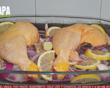 Foto del paso 4 de la receta: Muslos de pollo al limón al horno