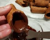Foto del passaggio 4 della ricetta Cannoli siciliani con cioccolato e pistacchio
