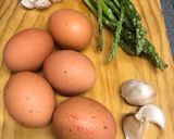 Foto del paso 1 de la receta: Revuelto de gambas al ajillo y trigueros frescos
