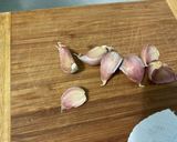Une image de l'étape 4 de Pommes grenailles aux herbes ail rose en chemise.