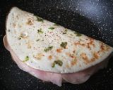 Foto del paso 3 de la receta: Tortilla de claras con hierbas frescas rellena de pavo