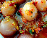 Foto del paso 5 de la receta: Cebollitas en vinagre con aliño de curry panang y harisa egipcia