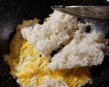 Foto langkah ke 9 dari resep Nasi Goreng Telur (Egg Fried Rice), bahan simple.