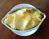 Hình bước làm 2 của món Cơm chiên xúc xích bọc trứng (Omurice biến tấu kiểu VN)