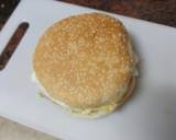 Foto del paso 7 de la receta Hamburguesa de pollo, tortilla francesa, queso curado y mayonesa de cebolla