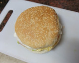 Foto del paso 7 de la receta: Hamburguesa de pollo, tortilla francesa, queso curado y mayonesa de cebolla
