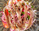 Foto del paso 2 de la receta: Ensalada de tomate, cebolla roja y anchoas