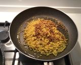 Foto del passaggio 7 della ricetta Fregola sarda allo zafferano con pesce