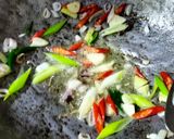 Foto langkah ke 1 dari resep Telur ceplok kuah kecap.