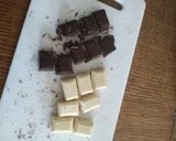 Une image de l'étape 4 de Crumble banane fruits rouges noisettes chocolat.