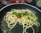 Foto del passaggio 3 della ricetta Aglio olio e peperoncino