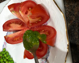 Foto del paso 2 de la receta: Hamburguesa de pollo con flor de tomate, guisantes y zanahoria