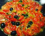 Foto del passaggio 4 della ricetta Petto di pollo speziato con pomodorini, olive e pinoli tostati