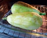 Foto del paso 3 de la receta: Berenjenas y pimientos al horno con picada de hierbas aromáticas
