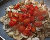 Foto del passaggio 3 della ricetta Funghi in padella con pomodorini