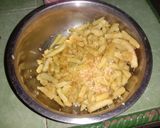 Foto langkah ke 3 dari resep Garlic Cheddar Fries.