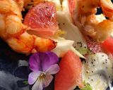 Foto del passaggio 4 della ricetta Insalata di gamberoni, finocchi e pompelmo rosa