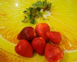 Foto del paso 1 de la receta: Gelatina de fresa, limón y jerez con fresas para enamorar