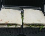 A picture of step 4 of Spinach corn cheese sandwitch.