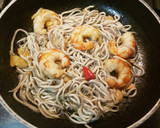 Foto del paso 4 de la receta: Langostinos y gulas del norte picantonas