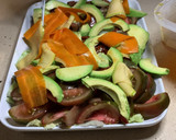 Foto del paso 6 de la receta: Ensalada de tomates, aguacate, verduras encurtidas y rulo de cabra tostado