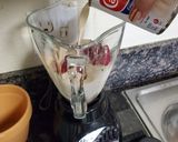Foto del paso 2 de la receta: Agua de fresa y leche