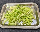 芹菜炒洋菇(簡單料理)的食譜步驟3照片
