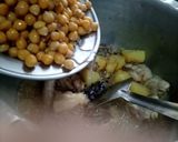 A picture of step 2 of Chicken chana pulao.