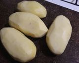 Foto del paso 1 de la receta: Pechuguitas con papas noisette y crema de leche ~