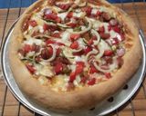 Foto langkah ke 10 dari resep Pizza dengan toping sosis.