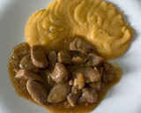 Foto del paso 6 de la receta: Solomillo de cerdo al ajillo con puré de patata aromatizado con tomillo y pimentón