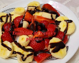 Foto del paso 4 de la receta: Ensalada dulce de fresas y plátano con chocolate 🍓🍓🍌