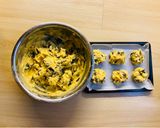 Hình bước làm 4 của món Levain cookies - bánh quy bơ Levain phiên bản ít ngọt