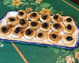 Une image de l'étape 9 de Feuilletés spirales aux olives noires, moutarde américaine, herbes et coulis de tomates.