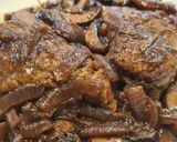 Foto del paso 6 de la receta Medallones de ternera en salsa de vino tinto y champiñones