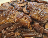 Foto del paso 6 de la receta: Medallones de ternera en salsa de vino tinto y champiñones