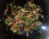 Foto langkah ke 5 dari resep Tongkol Suwir Kemangi.