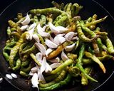 A picture of step 2 of Green chillies chutney (pachchimirchi pachchadi).