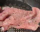 Foto del paso 2 de la receta: Milanesa de puerco 🐷 en salsa roja