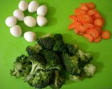 Foto langkah ke 1 dari resep Tumis brokoli wortel telur puyuh simple.